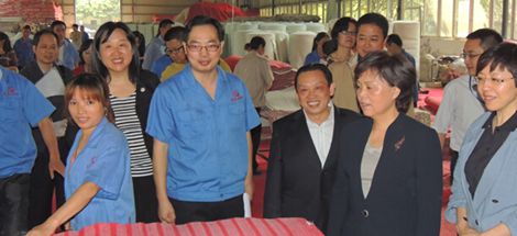 市委常委、市總工會(huì)主席趙小維慰問(wèn)化纖分公司殘疾員工