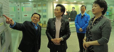 中輕聯(lián)潘會長一行視察成都彩虹集團(tuán)