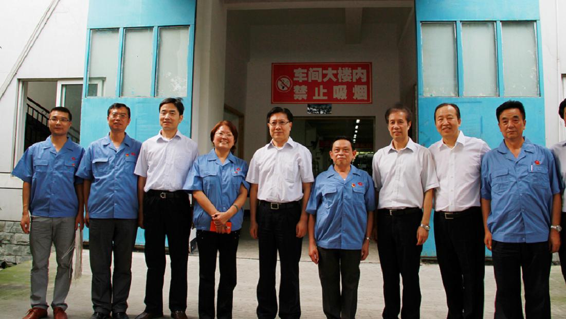 省委書記王東明與員工合影 省委書記王東明與員工合影