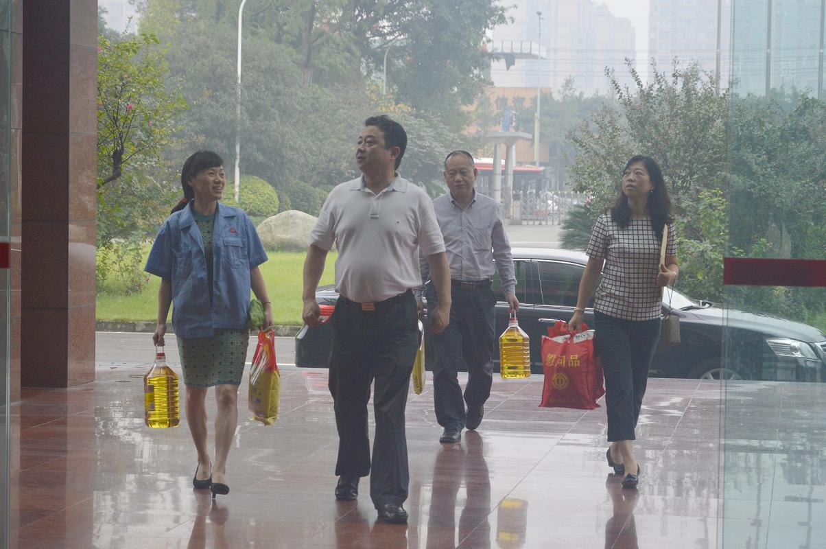 成都市總工會(huì)領(lǐng)導(dǎo)到成都彩虹集團(tuán)慰問(wèn)困難職工