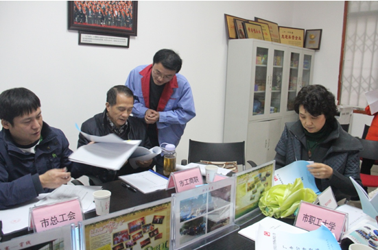 市領(lǐng)導(dǎo)正在查看成都彩虹日化公司各項資料