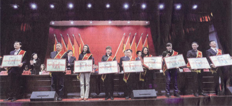 成都彩虹集團(tuán)榮獲2015年度“3主導(dǎo)+1特色”產(chǎn)業(yè)納稅十強(qiáng)企業(yè)榮譽(yù)稱號