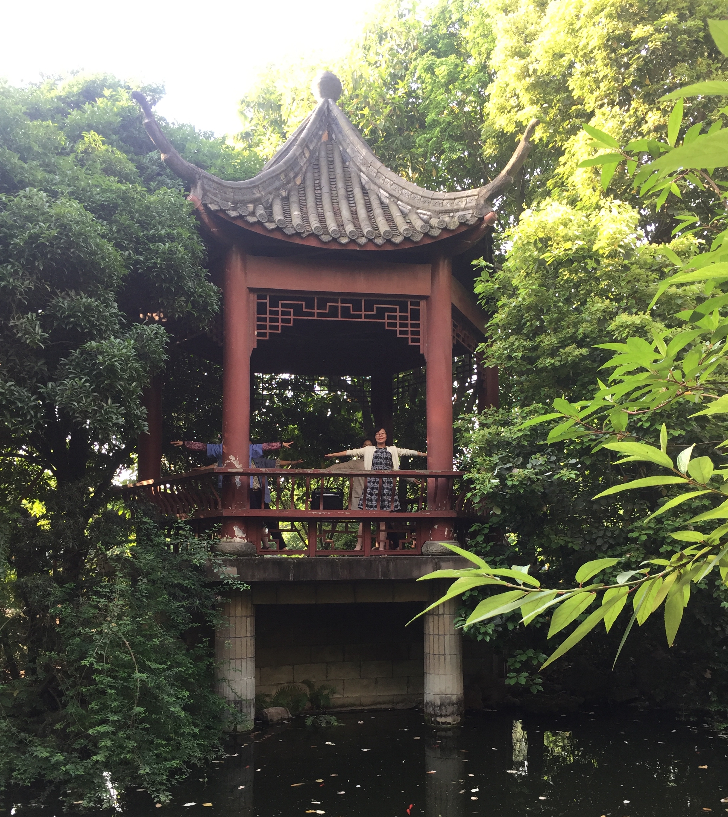 彩虹人的美好清晨之亭中舞