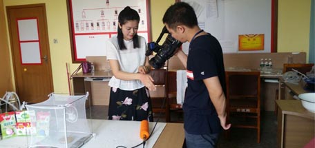 四川電視四臺(tái)《新聞資訊頻道》節(jié)目組來成都彩虹集團(tuán)做驅(qū)蚊草與驅(qū)蚊產(chǎn)品對(duì)比實(shí)驗(yàn)