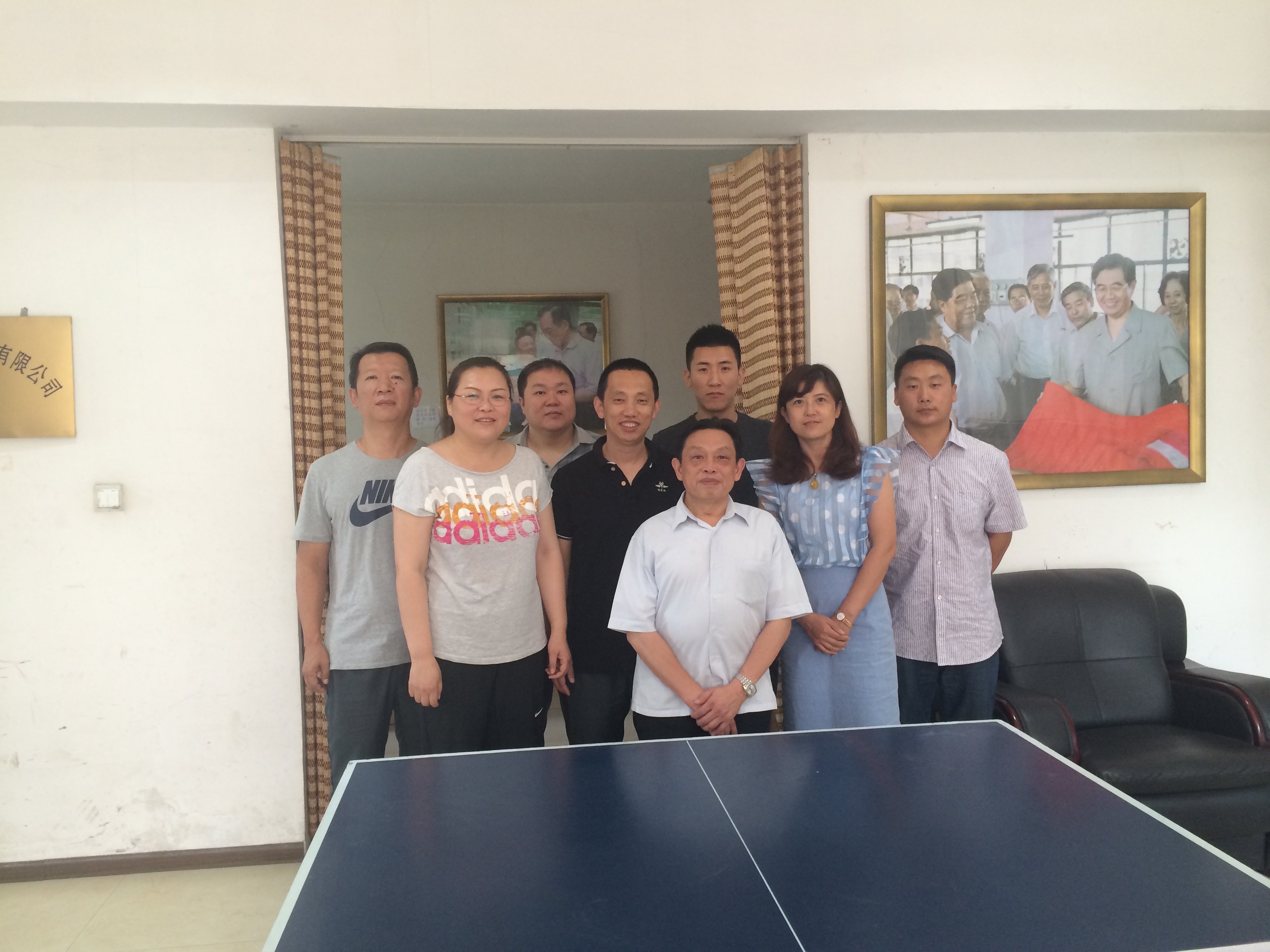 成都彩虹集團(tuán)董事長劉榮富與沈陽分公司員工合影