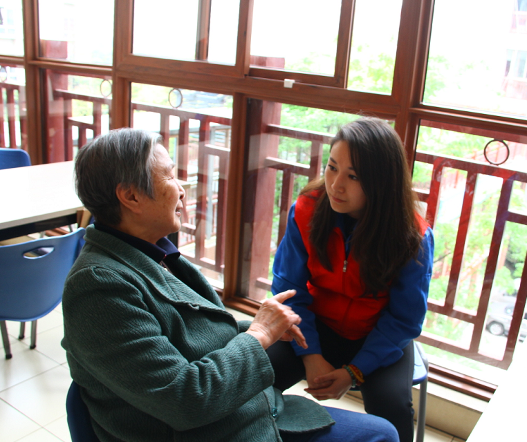 老人與彩虹團(tuán)員青年志愿者回憶往事