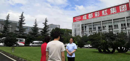 央視《消費(fèi)主張》欄目專(zhuān)訪成都彩虹集團(tuán)董事長(zhǎng)