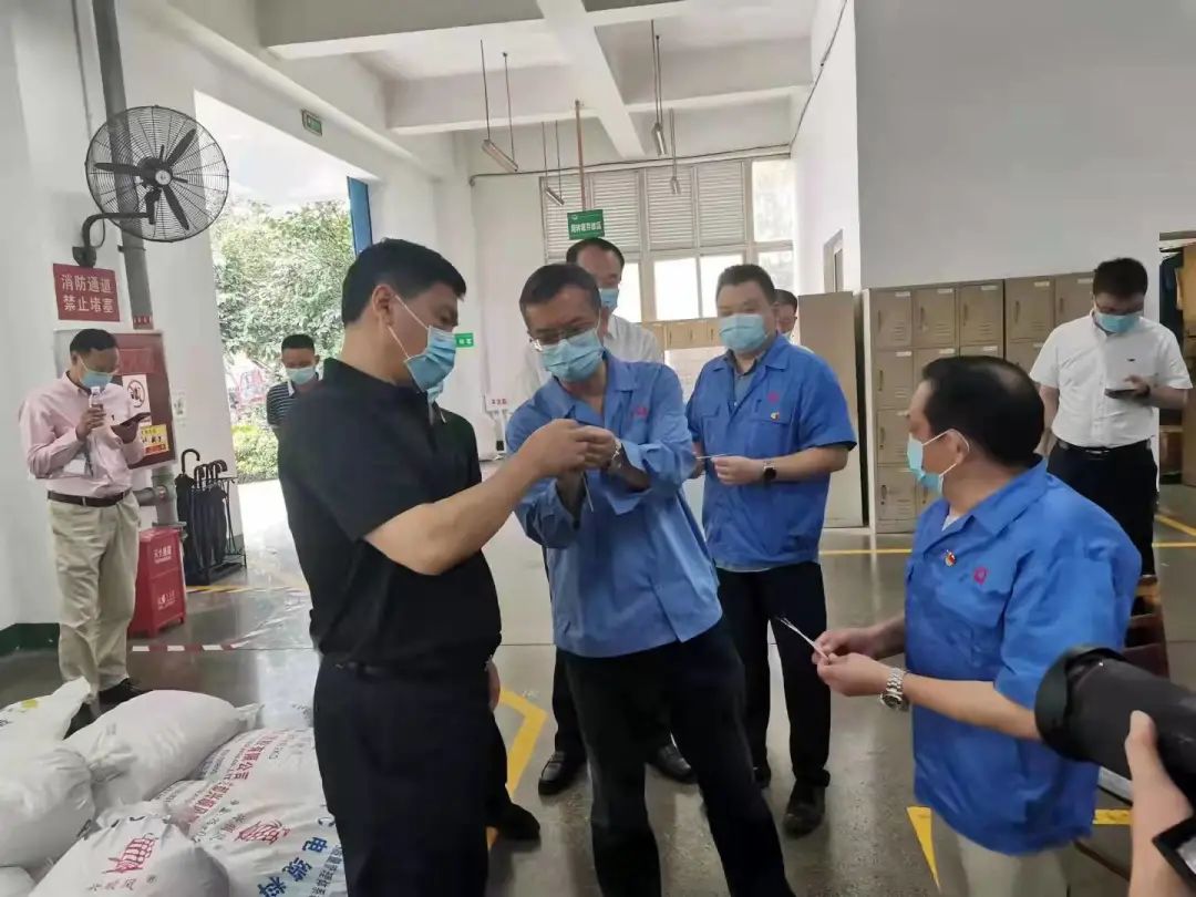 四川省副省長羅強一行領(lǐng)導到成都彩虹集團指導生產(chǎn)安全工作